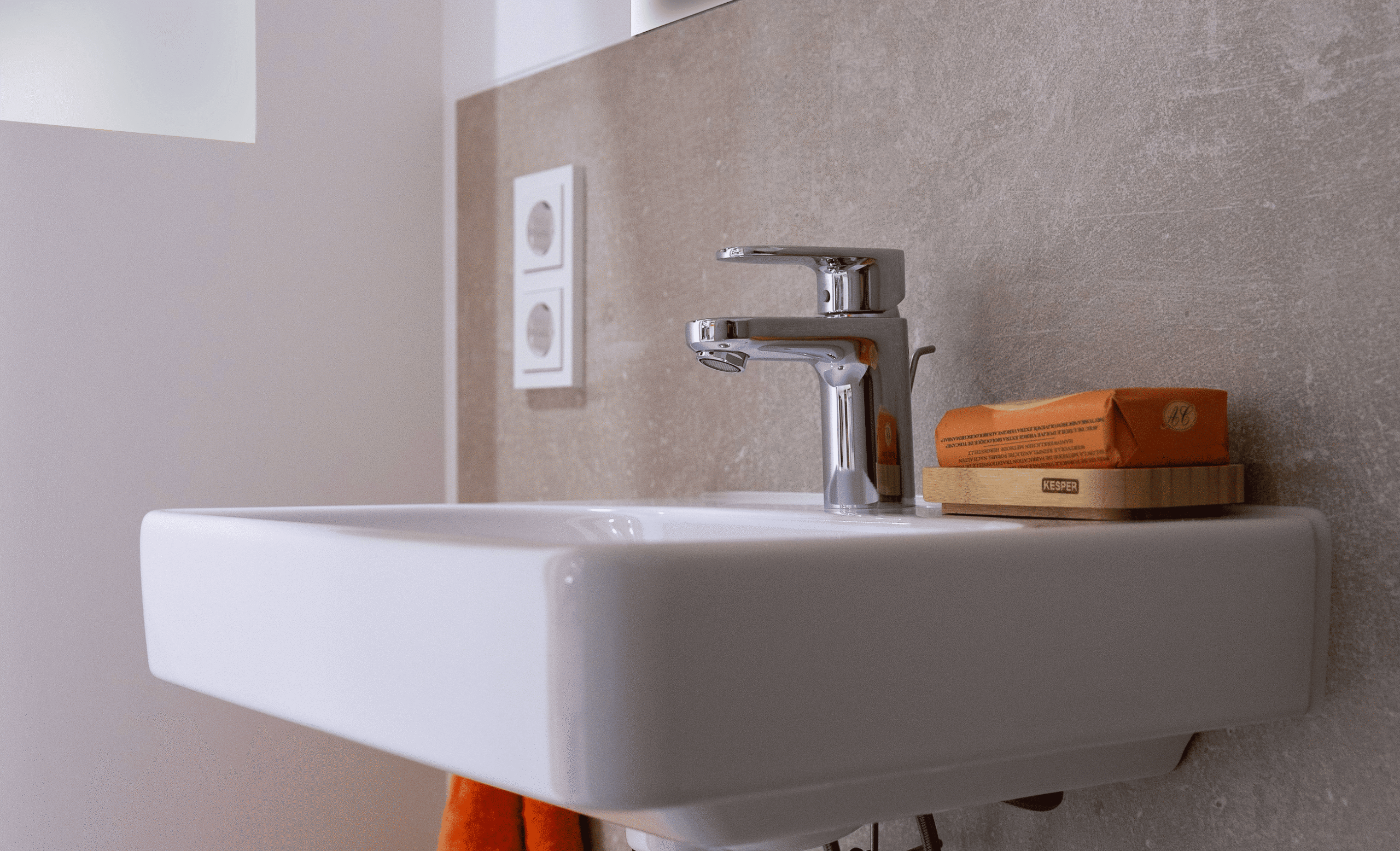 Tjiko-Badezimmer aus dem Projekt Murnau: beige Wandfliesen und orangefarbene Akzente.