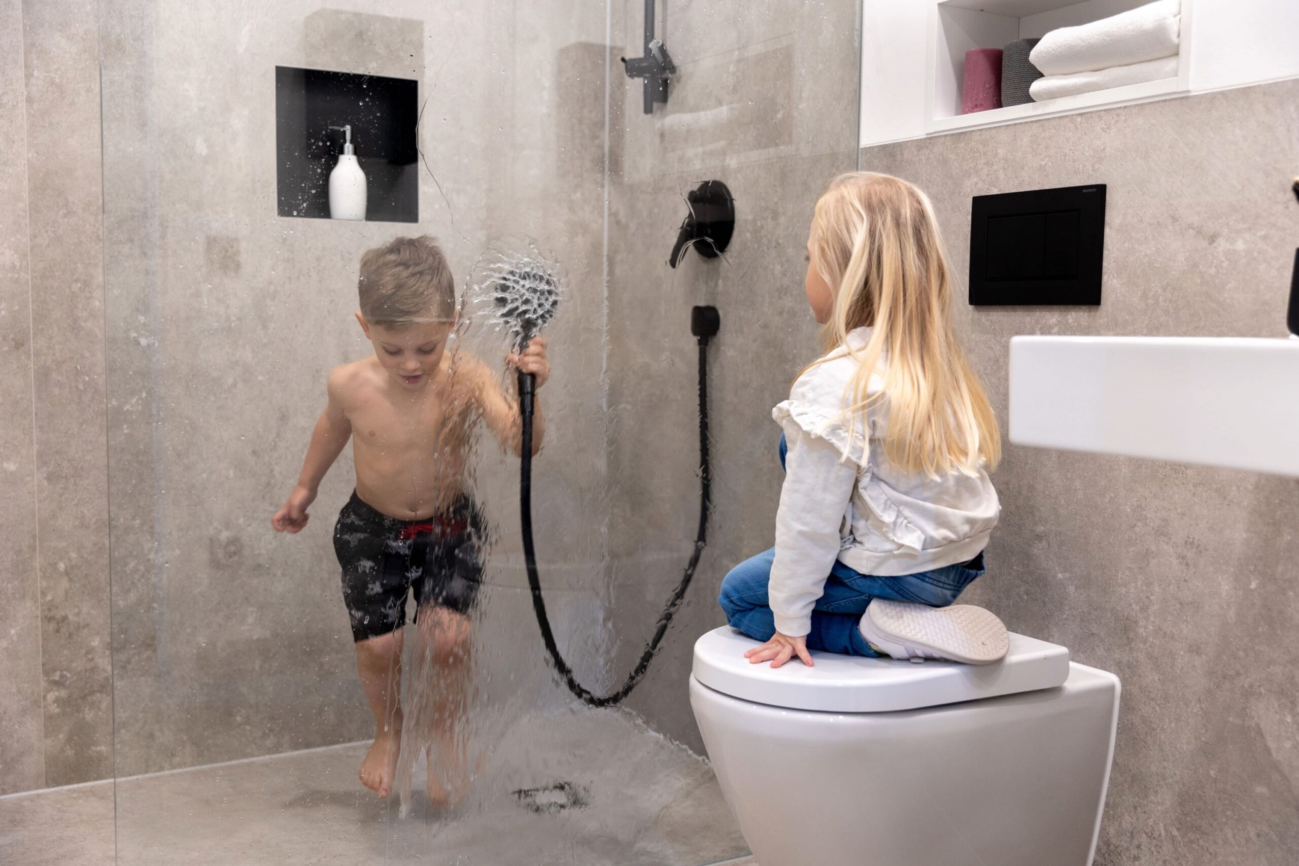 Badezimmer Osaka: Ausschnitt zeigt einen Jungen und ein Mädchen mittig im Raum.