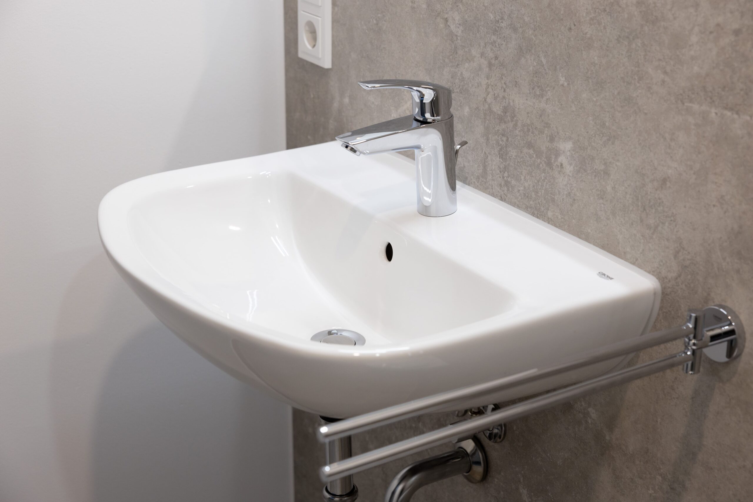 Badezimmer Stockholm: Ausschnitt zeigt Waschbecken mit chromfarbener Armatur.