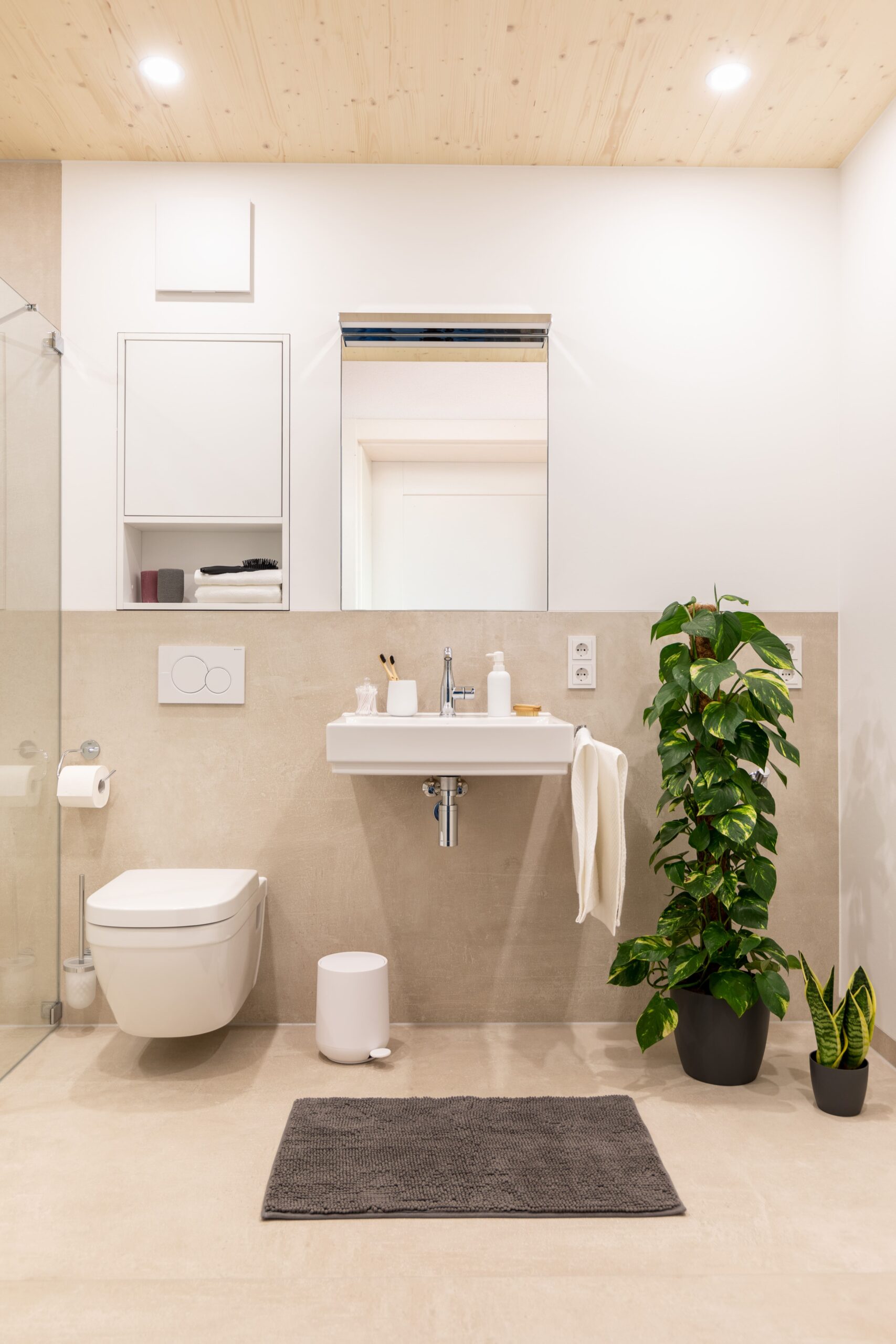 Badezimmer Vancouver: WC und Waschbecken mit chromfarbener Armatur.