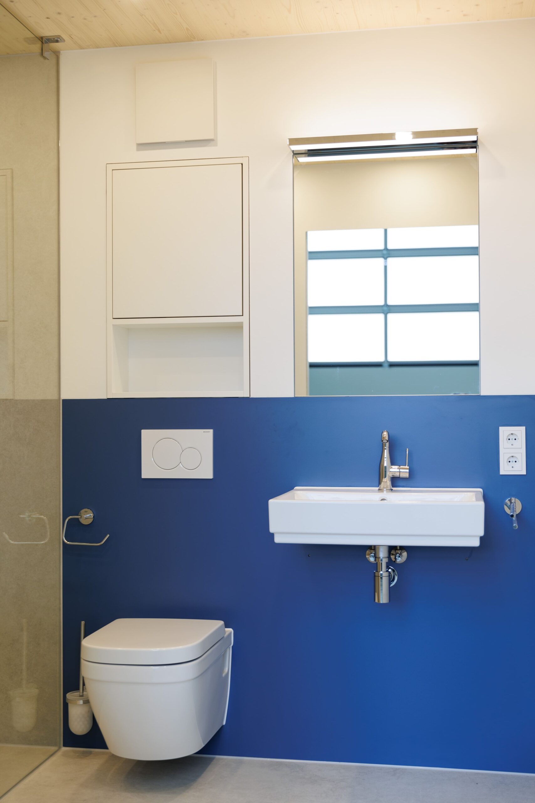 Badezimmer Vancouver: WC und Waschbecken mit chromfarbener Armatur.