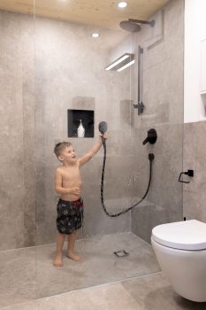 Badezimmer Osaka: Ausschnitt zeigt einen Jungen mittig im Raum.